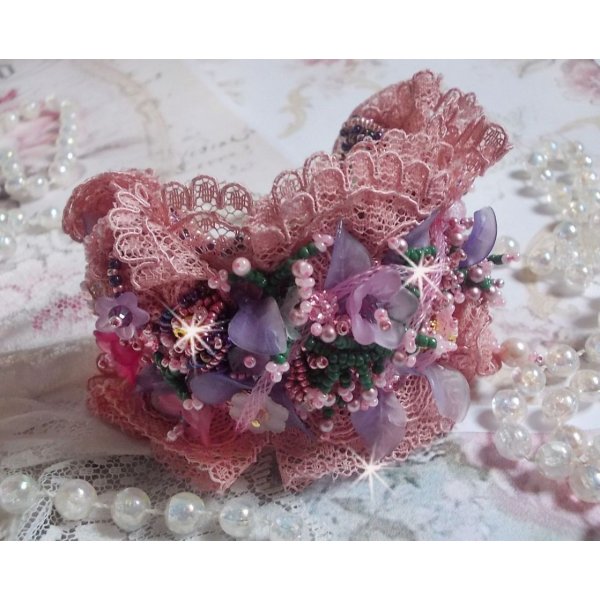 Jardin Po&eacute;tique manchet armb&aring;nd broderet med Old Rose Antique blonder, Swarovski-krystaller, 18 og 24 karat forgyldt tilbeh&oslash;r, perlemor, perler og fr&oslash;perler