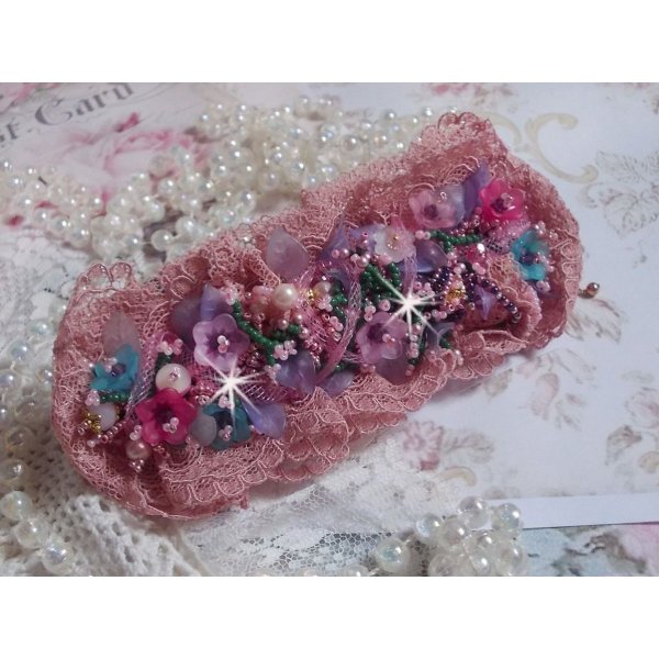 Jardin Po&eacute;tique manchet armb&aring;nd broderet med Old Rose Antique blonder, Swarovski-krystaller, 18 og 24 karat forgyldt tilbeh&oslash;r, perlemor, perler og fr&oslash;perler