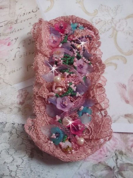 Jardin Po&eacute;tique manchet armb&aring;nd broderet med Old Rose Antique blonder, Swarovski-krystaller, 18 og 24 karat forgyldt tilbeh&oslash;r, perlemor, perler og fr&oslash;perler