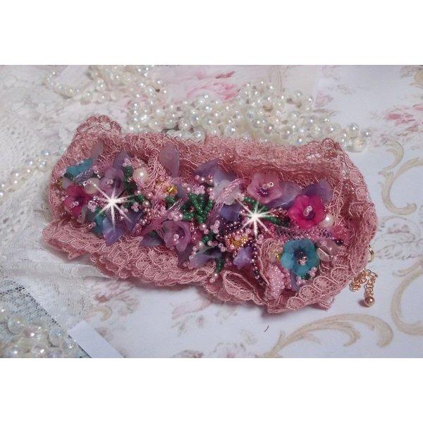 Jardin Po&eacute;tique manchet armb&aring;nd broderet med Old Rose Antique blonder, Swarovski-krystaller, 18 og 24 karat forgyldt tilbeh&oslash;r, perlemor, perler og fr&oslash;perler