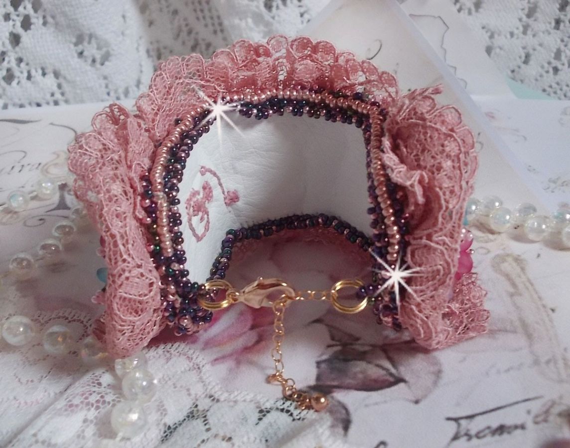 Jardin Poétique manchet armbånd broderet med Old Rose Antique blonder, Swarovski-krystaller, 18 og 24 karat forgyldt tilbehør, perlemor, perler og frøperler