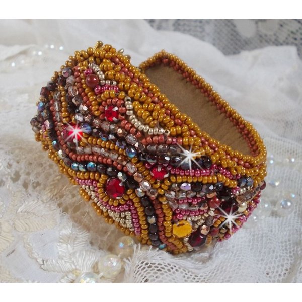 Red Jasper manchet armb&aring;nd broderet med en Red Jasper cabochon, Swarovski krystaller og fr&oslash;perler