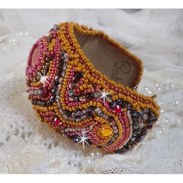 Red Jasper manchet armb&aring;nd broderet med en Red Jasper cabochon, Swarovski krystaller og fr&oslash;perler