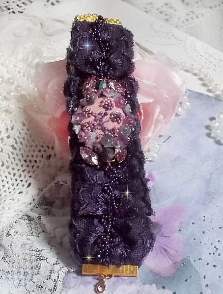 Lady Romantic manchet armb&aring;nd broderet med fr&oslash;perler p&aring; lyser&oslash;dt h&oslash;rstof med 1950'ernes lilla blonder og krystaller