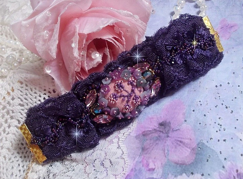 Lady Romantic manchet armb&aring;nd broderet med fr&oslash;perler p&aring; lyser&oslash;dt h&oslash;rstof med 1950'ernes lilla blonder og krystaller