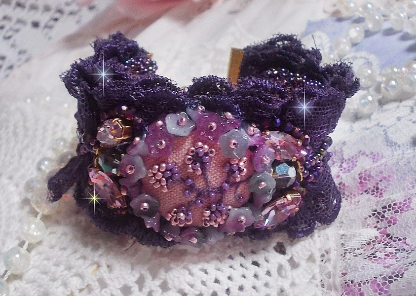 Lady Romantic manchet armb&aring;nd broderet med fr&oslash;perler p&aring; lyser&oslash;dt h&oslash;rstof med 1950'ernes lilla blonder og krystaller