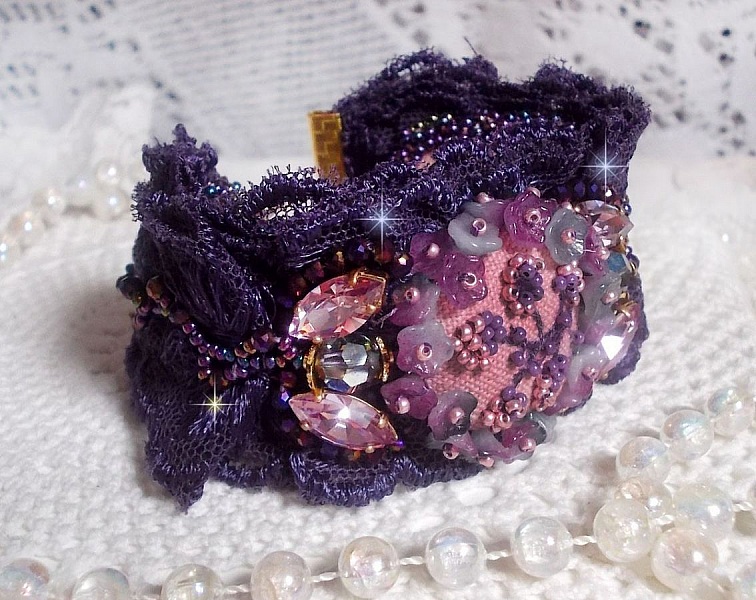 Lady Romantic manchet armb&aring;nd broderet med fr&oslash;perler p&aring; lyser&oslash;dt h&oslash;rstof med 1950'ernes lilla blonder og krystaller