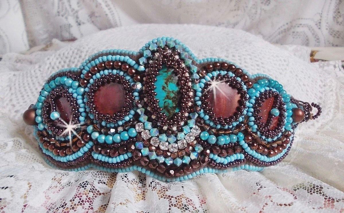 Haute-Couture Turkis manchet armbånd broderet med mahogni perlemorsskive, Swarovski-krystaller, Bohemian glasfacetter og rocailles