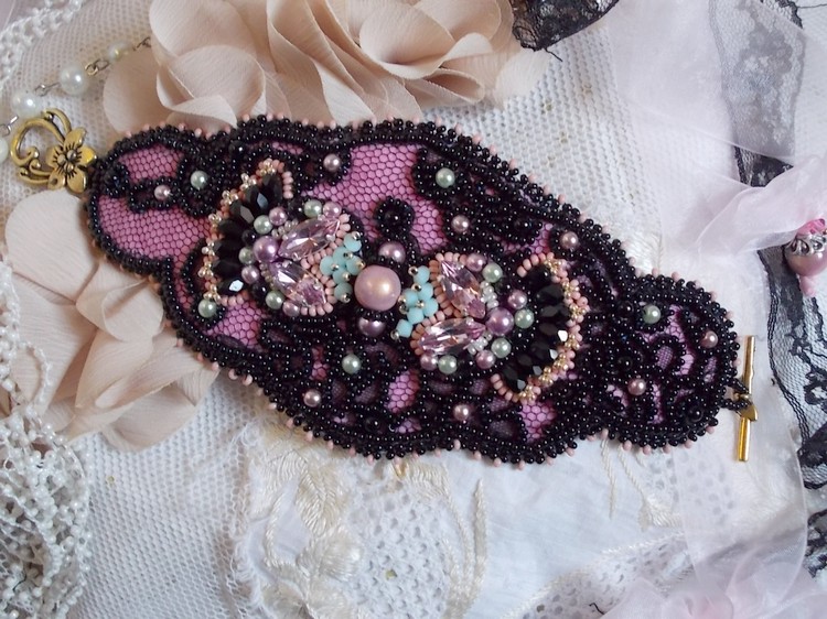 Marquise manchetarmb&aring;nd broderet med Swarovski-krystaller, antik sort blonde fra 1950, ferskvandsperler og fr&oslash;perler