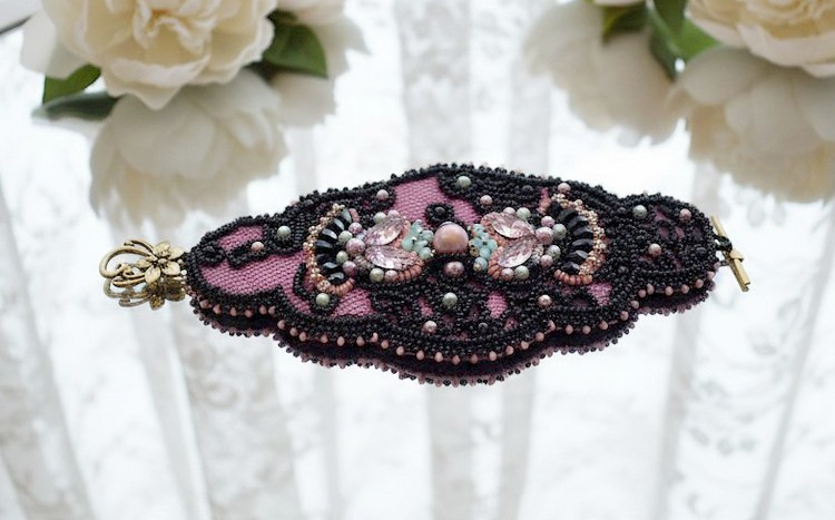 Marquise manchetarmb&aring;nd broderet med Swarovski-krystaller, antik sort blonde fra 1950, ferskvandsperler og fr&oslash;perler