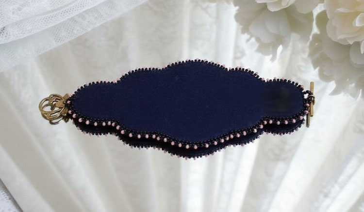 Marquise manchetarmb&aring;nd broderet med Swarovski-krystaller, antik sort blonde fra 1950, ferskvandsperler og fr&oslash;perler