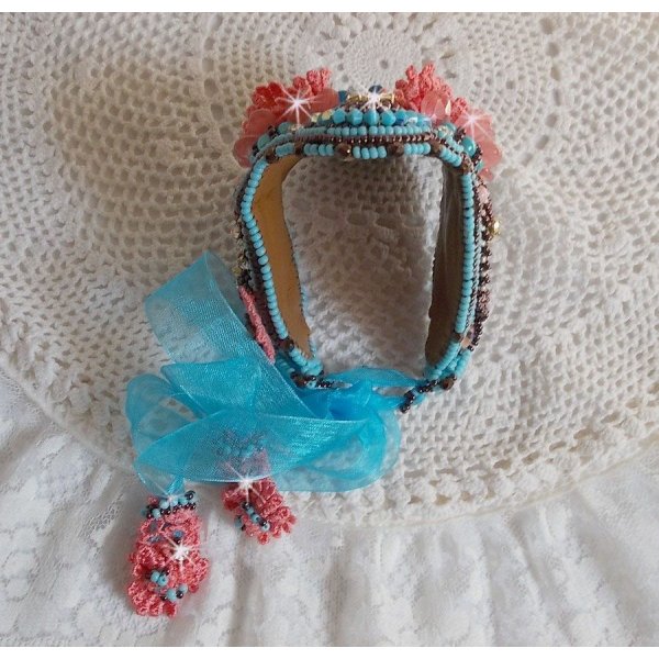 Armb&aring;nd Na&iuml;ade Haute-Couture manchet broderet med turkis cabochons, en meget gammel lyser&oslash;d blonde, &aelig;delsten perler: Coral Light og fr&oslash; perler 