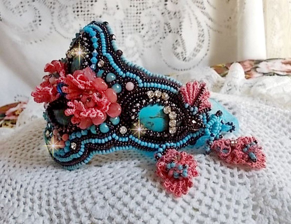 Armbånd Naïade Haute-Couture manchet broderet med turkis cabochons, en meget gammel lyserød blonde, ædelsten perler: Coral Light og frø perler 