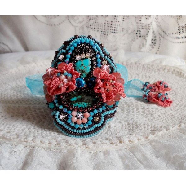 Armb&aring;nd Na&iuml;ade Haute-Couture manchet broderet med turkis cabochons, en meget gammel lyser&oslash;d blonde, &aelig;delsten perler: Coral Light og fr&oslash; perler 