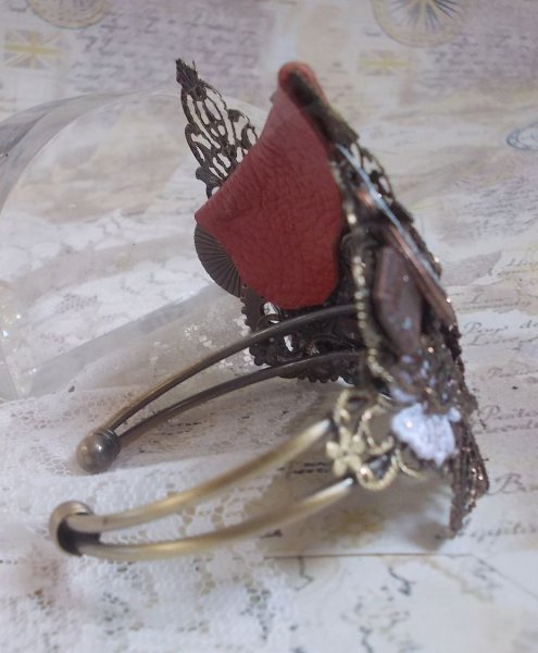 Navigating Shadow armb&aring;nd skabt med Cognac farvet l&aelig;der, stof blomst, Bronze, Kobber, Sort tilbeh&oslash;r med charms