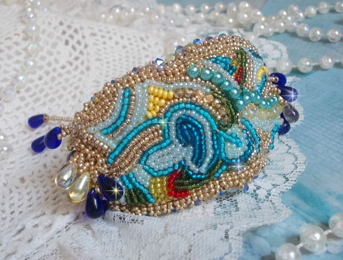 Blue Gold Butterfly armbånd broderet med Swarovski-krystaller; glatte dråber, facetter, frøperler og en 14 karat guldfyldt lås