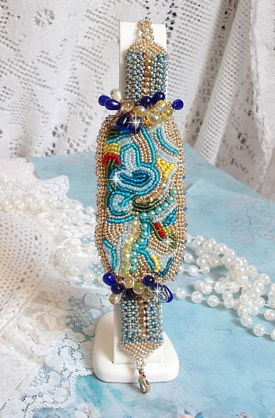 Blue Gold Butterfly armb&aring;nd broderet med Swarovski-krystaller; glatte dr&aring;ber, facetter, fr&oslash;perler og en 14 karat guldfyldt l&aring;s