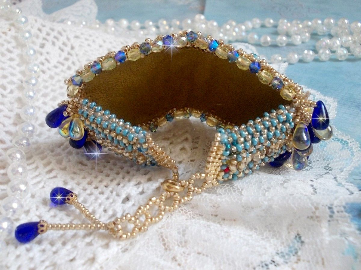 Blue Gold Butterfly armbånd broderet med Swarovski-krystaller; glatte dråber, facetter, frøperler og en 14 karat guldfyldt lås