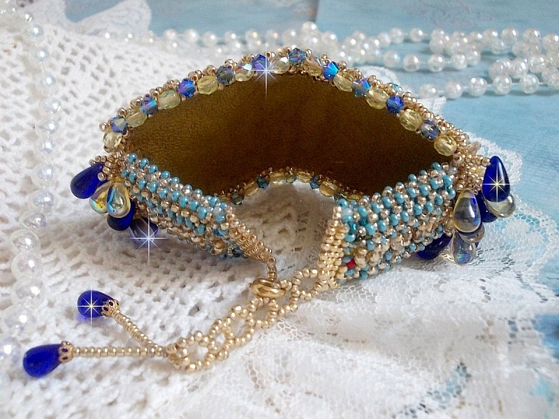 Blue Gold Butterfly armb&aring;nd broderet med Swarovski-krystaller; glatte dr&aring;ber, facetter, fr&oslash;perler og en 14 karat guldfyldt l&aring;s