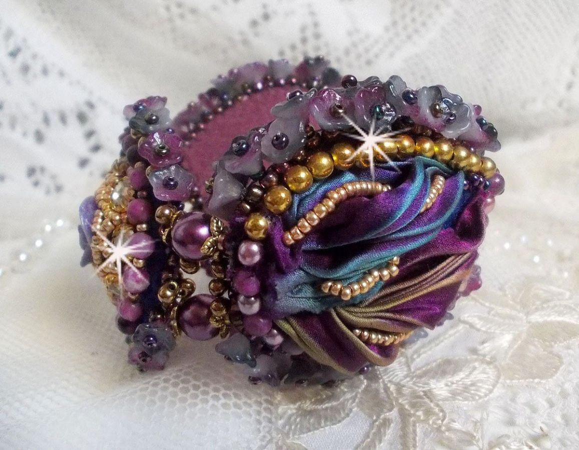 Bracelet La Passionnée de Venise brodé avec un ruban de soie Purple, des pierres semi-précieuse : Les sugililtes et des rocailles