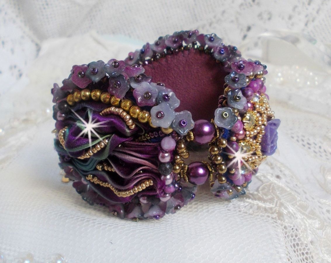 Bracelet La Passionnée de Venise brodé avec un ruban de soie Purple, des pierres semi-précieuse : Les sugililtes et des rocailles