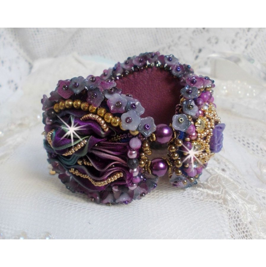 Bracelet La Passionnée de Venise brodé avec un ruban de soie Purple, des pierres semi-précieuse : Les sugililtes et des rocailles