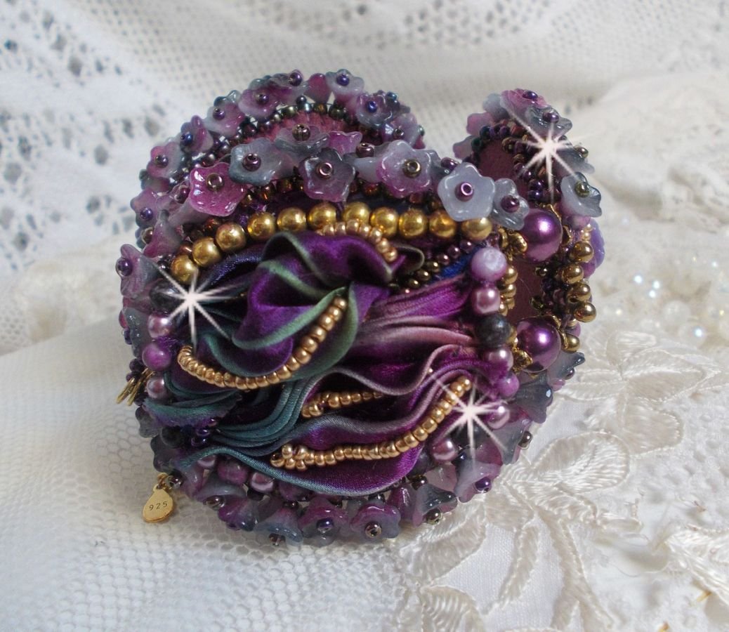 Bracelet La Passionnée de Venise brodé avec un ruban de soie Purple, des pierres semi-précieuse : Les sugililtes et des rocailles