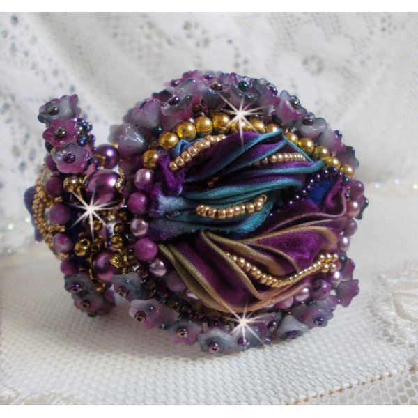 Bracelet La Passionn&eacute;e de Venise brod&eacute; avec un ruban de soie Purple, des pierres semi-pr&eacute;cieuse : Les sugililtes et des rocailles