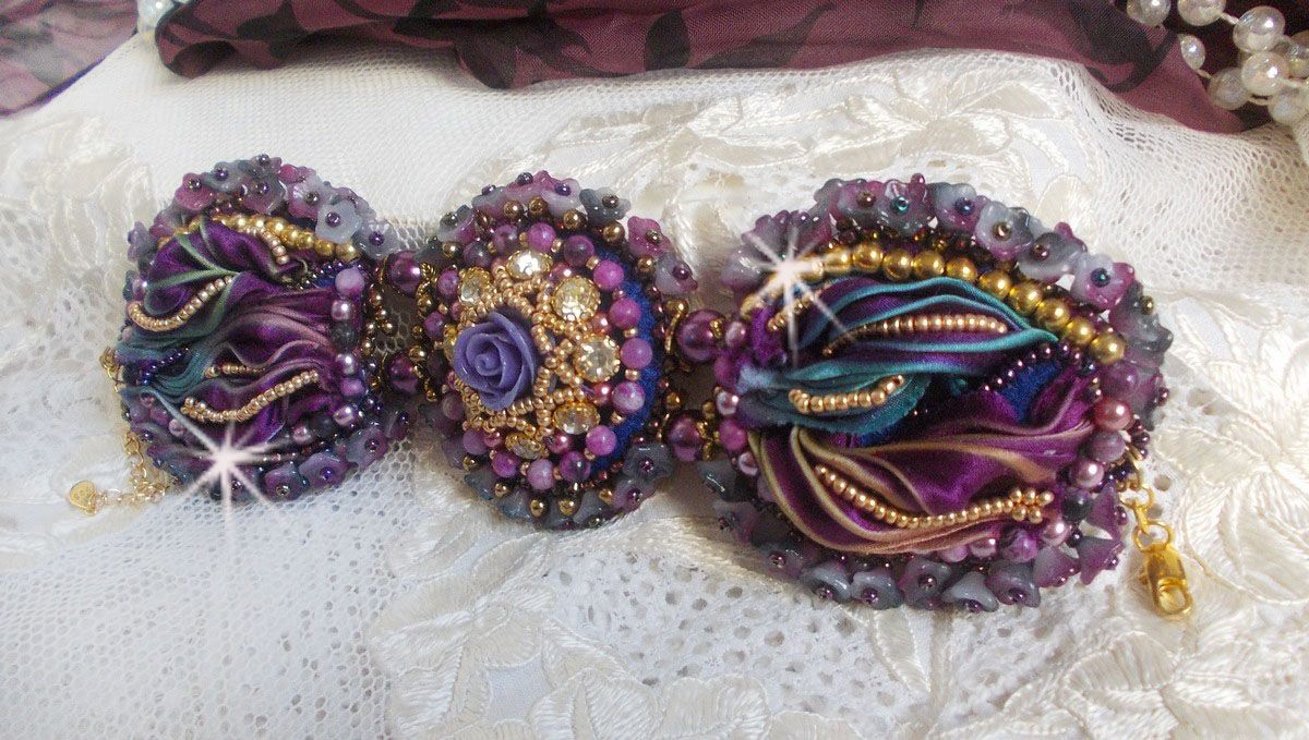 Bracelet La Passionnée de Venise brodé avec un ruban de soie Purple, des pierres semi-précieuse : Les sugililtes et des rocailles