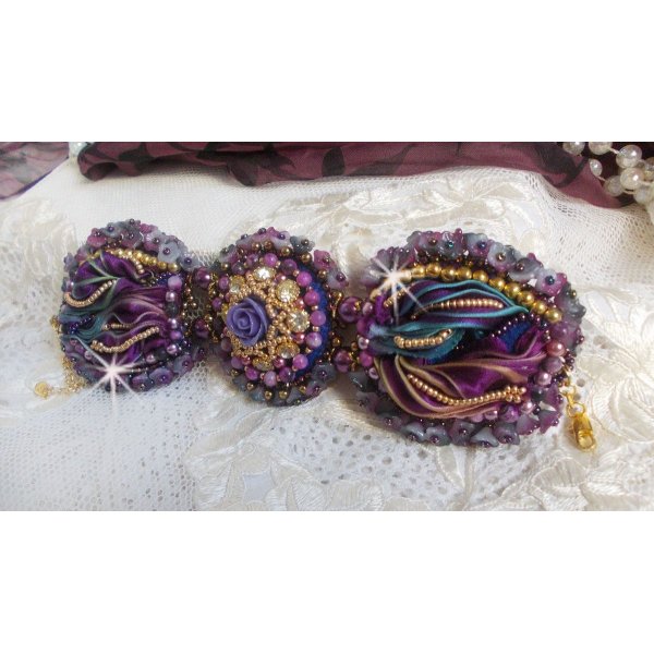 Bracelet La Passionnée de Venise brodé avec un ruban de soie Purple, des pierres semi-précieuse : Les sugililtes et des rocailles