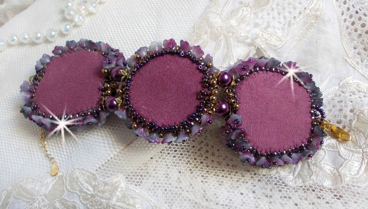 Bracelet La Passionnée de Venise brodé avec un ruban de soie Purple, des pierres semi-précieuse : Les sugililtes et des rocailles