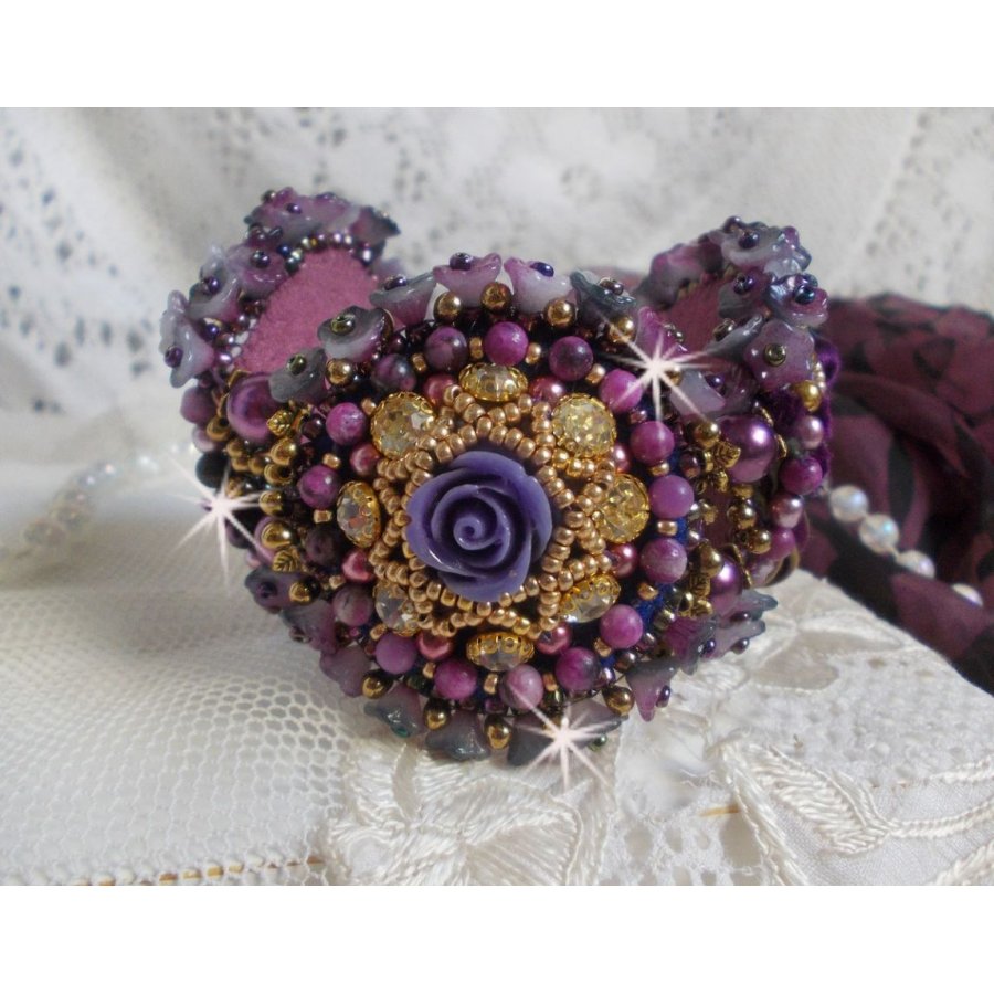 Bracelet La Passionnée de Venise brodé avec un ruban de soie Purple, des pierres semi-précieuse : Les sugililtes et des rocailles