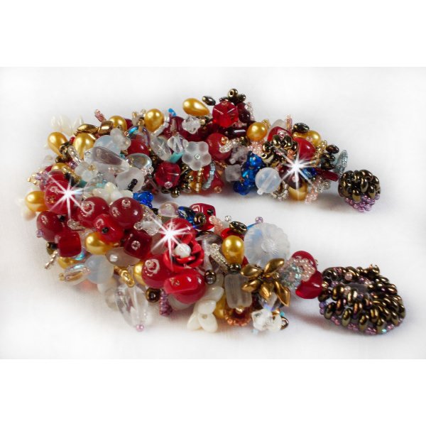 Bracelet Printemps color&eacute; avec des perles nacr&eacute;es, des cristaux de Swarovski et diverses perles