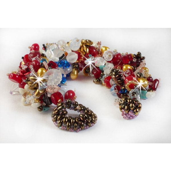 Bracelet Printemps color&eacute; avec des perles nacr&eacute;es, des cristaux de Swarovski et diverses perles