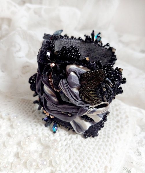 Bracelet Souvenir de Bal manchette brod&eacute; avec perles verres, ruban soie, dentelle, fleurs, argent 925 et Perles Cristal 