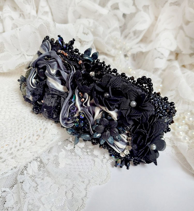 Bracelet Souvenir de Bal manchette brodé avec perles verres, ruban soie, dentelle, fleurs, argent 925 et Perles Cristal 