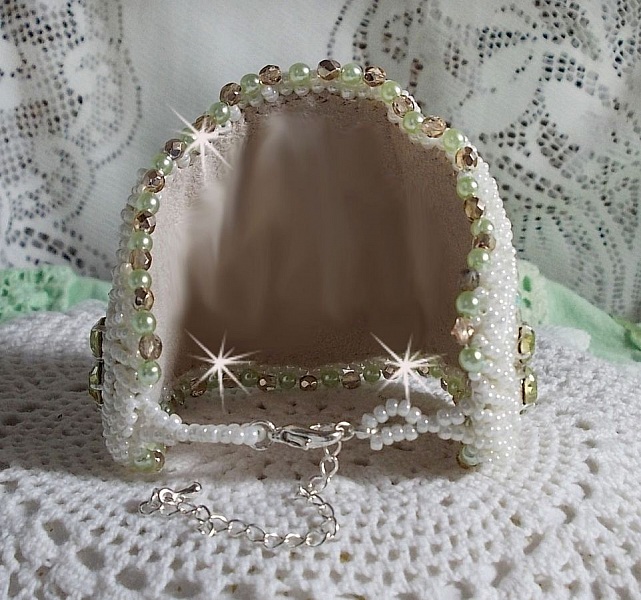 Forf&oslash;relse charme armb&aring;nd med blonder, victoriansk harpiks cabochon, facetter og fr&oslash;perler