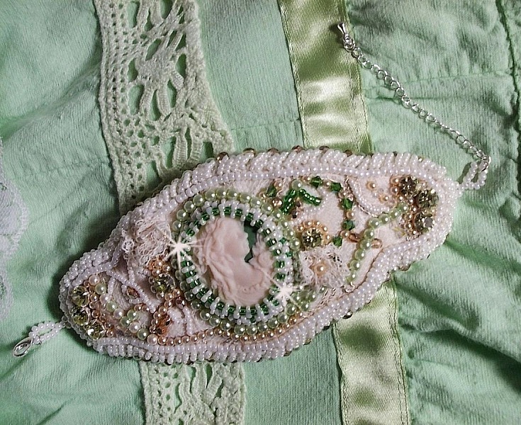 Forf&oslash;relse charme armb&aring;nd med blonder, victoriansk harpiks cabochon, facetter og fr&oslash;perler