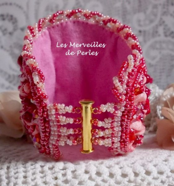 Coralie manchet armb&aring;nd broderet med r&oslash;d koral, lyser&oslash;d og fr&oslash;perler
