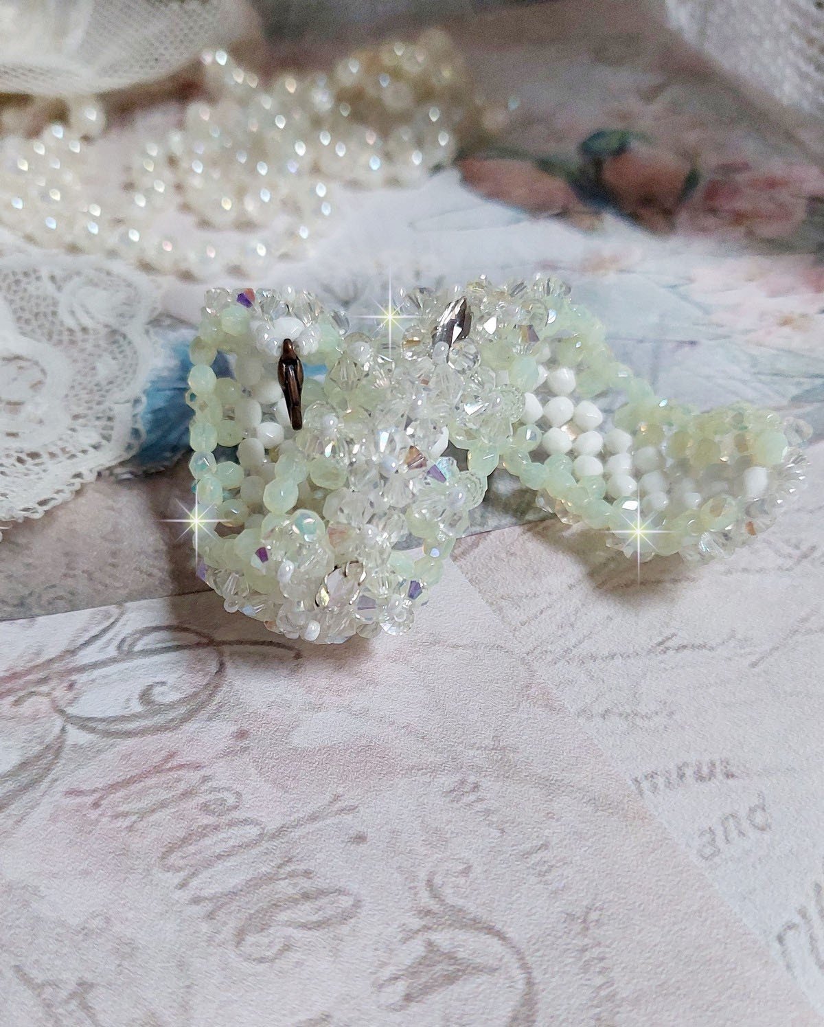 Venus armb&aring;nd med Swarovski krystal spinnere og uigennemsigtige hvide boheme glasfacetter