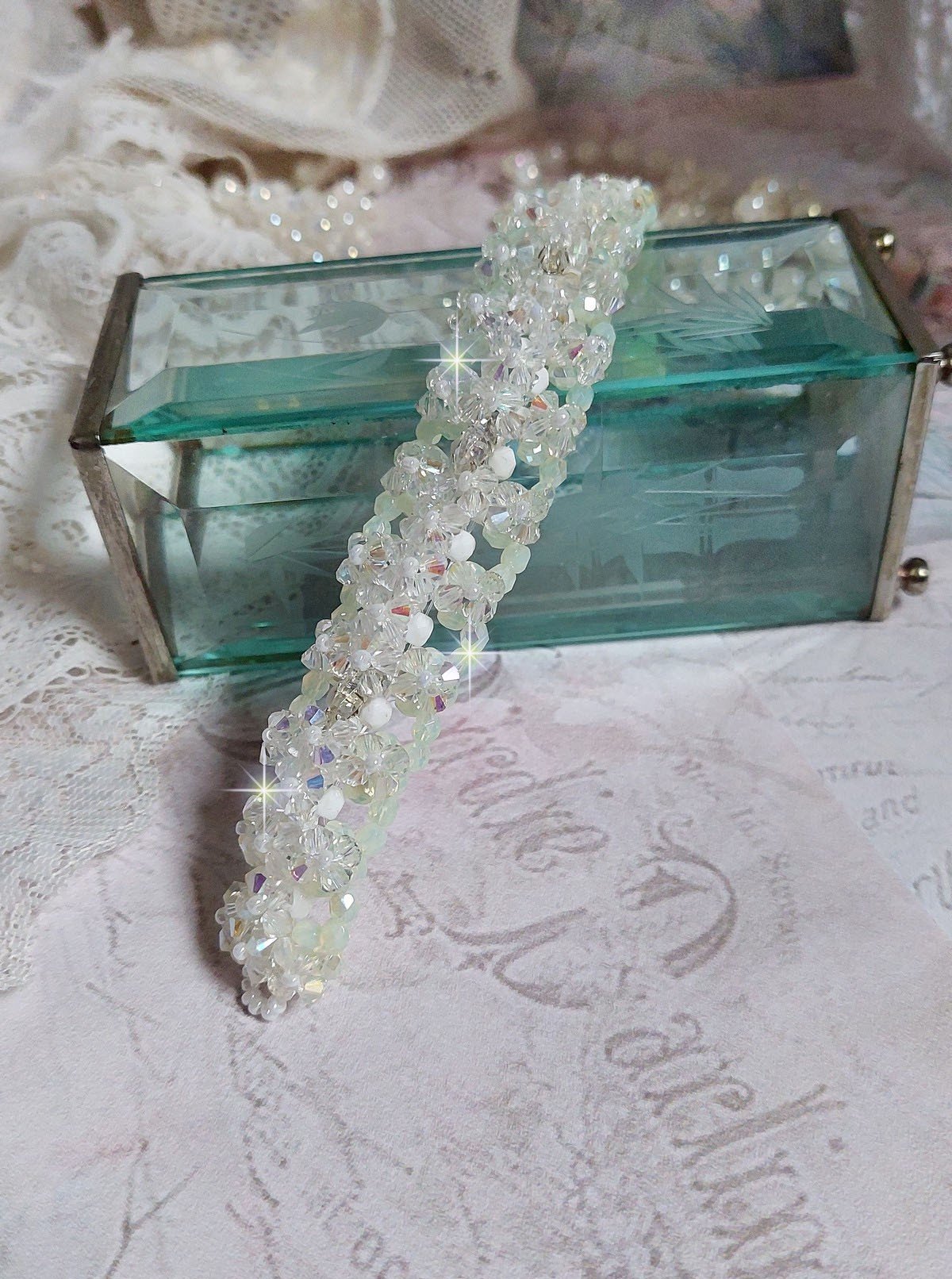 Venus armb&aring;nd med Swarovski krystal spinnere og uigennemsigtige hvide boheme glasfacetter