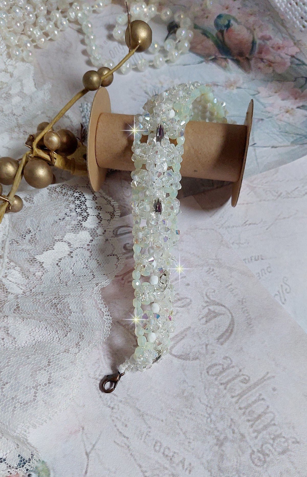 Venus armb&aring;nd med Swarovski krystal spinnere og uigennemsigtige hvide boheme glasfacetter