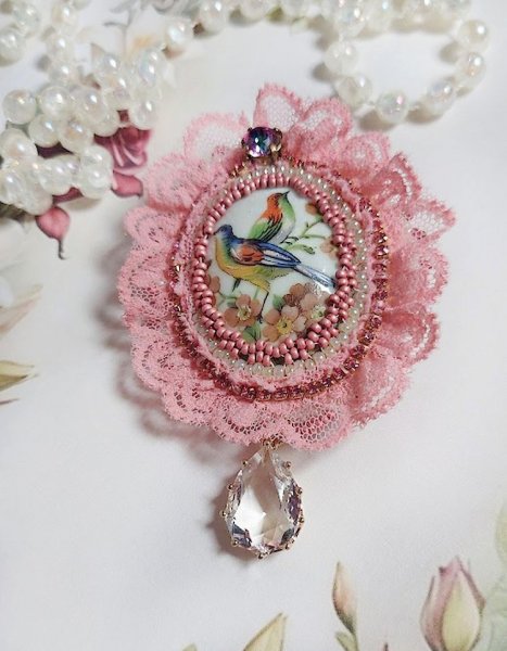 Broche Amour d&rsquo;oiseaux brod&eacute;e avec cabochon porcelaine de limoge, perle cristal, dentelle et pendentif cristal de verre