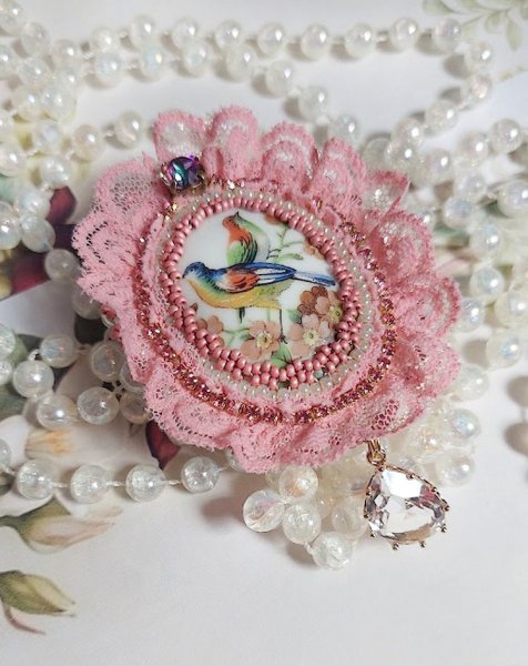 Broche Amour d&rsquo;oiseaux brod&eacute;e avec cabochon porcelaine de limoge, perle cristal, dentelle et pendentif cristal de verre