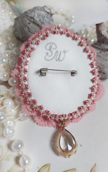 Broche Amour d&rsquo;oiseaux brod&eacute;e avec cabochon porcelaine de limoge, perle cristal, dentelle et pendentif cristal de verre