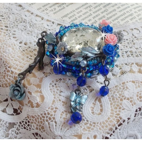 Broche Ang&eacute;line baroque tr&egrave;s ancienne relook&eacute;e sur une broderie avec un tr&egrave;s ancien cabochon en verre, des roses en r&eacute;sine et des rocailles