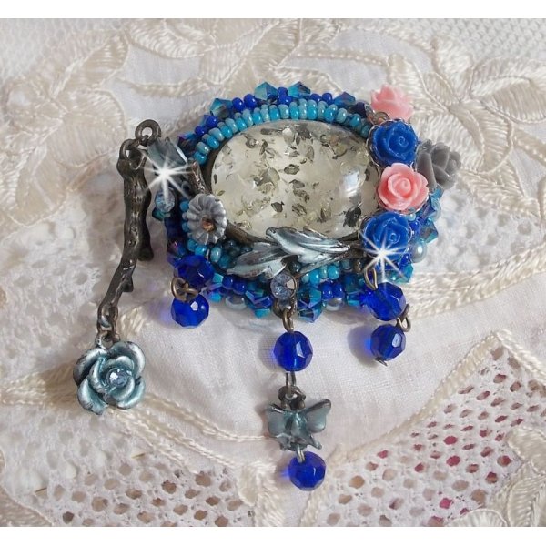 Broche Ang&eacute;line baroque tr&egrave;s ancienne relook&eacute;e sur une broderie avec un tr&egrave;s ancien cabochon en verre, des roses en r&eacute;sine et des rocailles
