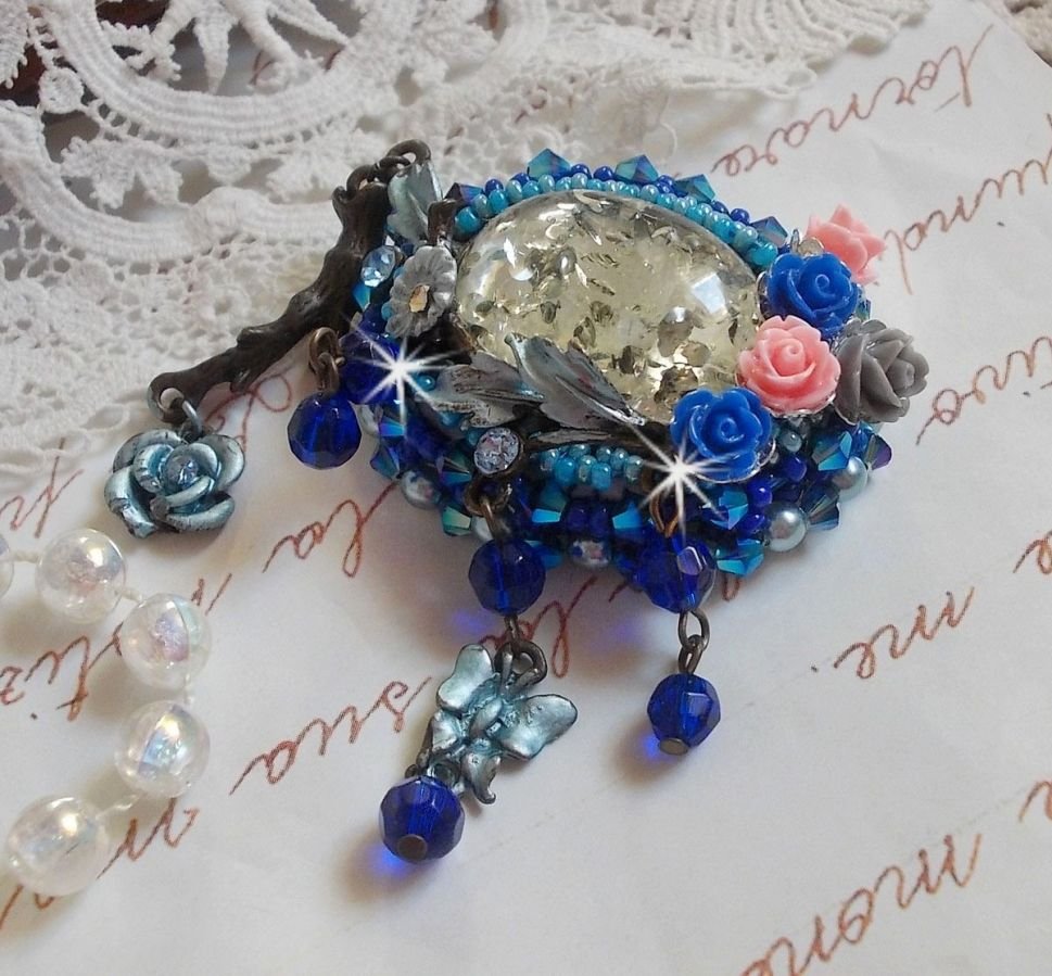 Broche Angéline baroque très ancienne relookée sur une broderie avec un très ancien cabochon en verre, des roses en résine et des rocailles