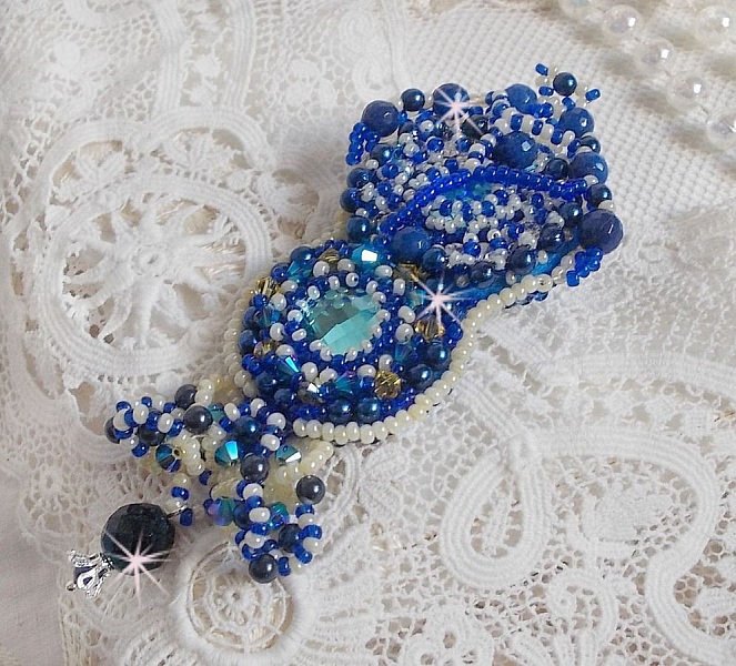 Blue Palace Haute-Couture broche broderet med Swarovski krystaller, runde perleperler, boheme glasfacetter og fr&oslash;perler