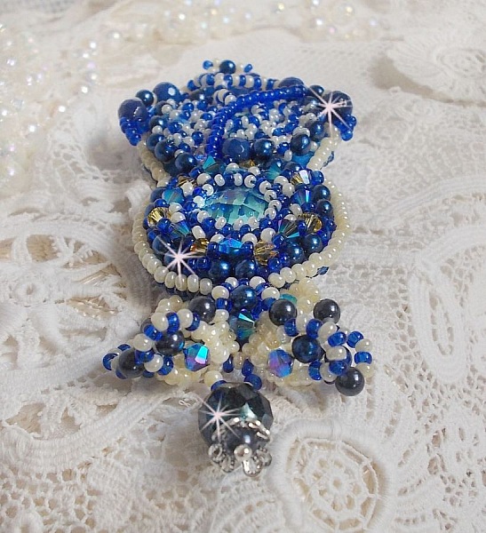 Blue Palace Haute-Couture broche broderet med Swarovski krystaller, runde perleperler, boheme glasfacetter og fr&oslash;perler